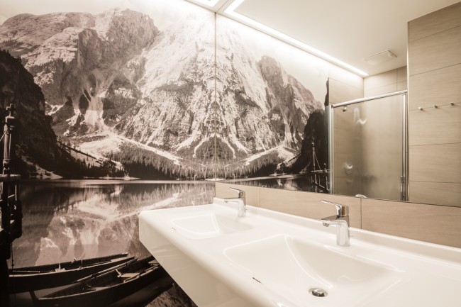 Bilddekoration an der Wand im Badezimmer